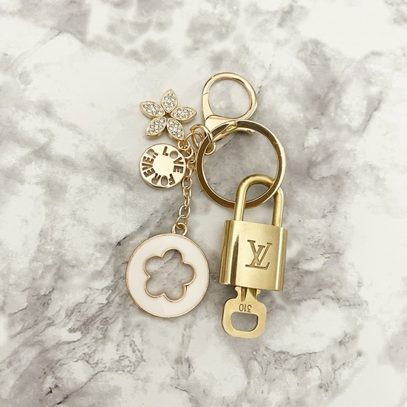 ✨AUTHENTIC✨ Louis Vuitton Lock & Key #310 with White Floral Unbranded Key Holder - Picture 2 of 7